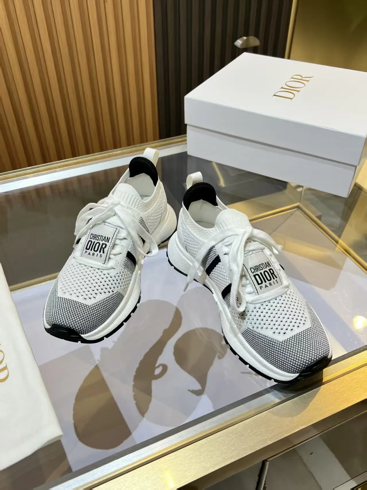 👟👟Ex-factory price 460👟👟 DIOR CHRONO Dior's new high-version, casual, business, all-in-one sports shoes. Simple and super versatile. The upper is equipped with a Logo cloth label. The upper is perfect and luxurious, and can be matched with any spring, summer, autumn and winter clothing. The upper foot is even more comfortable! The original material is disassembled and reproduced perfectly. The fly-woven upper is breathable and comfortable. The original super lightweight TPU absorbent film anti-slip outsole. Unique. Full of details. Fine workmanship. Worth owning. Equipped with original packaging at the counter. 3 colors available SIZE: 35--40 (41 can be customized)